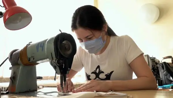 Театр қызметкерлері мыңға жуық маска таратты