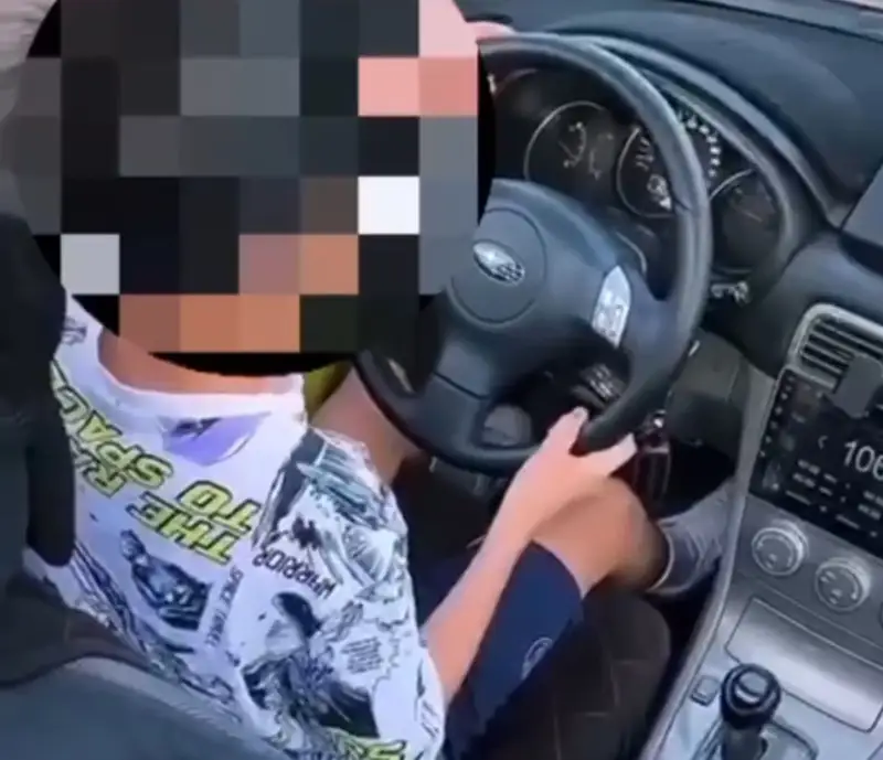 Таразда 12 жастағы бала әкесінің көлігін рұқсатсыз айдап кеткен