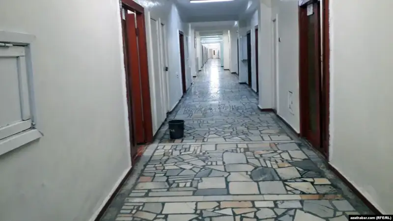 Ашхабадта дәрігерлерді үйге жібермей жатыр