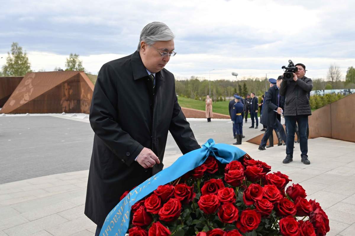 Тоқаев Ржевтегі совет солдатына арналған мемориалға барды