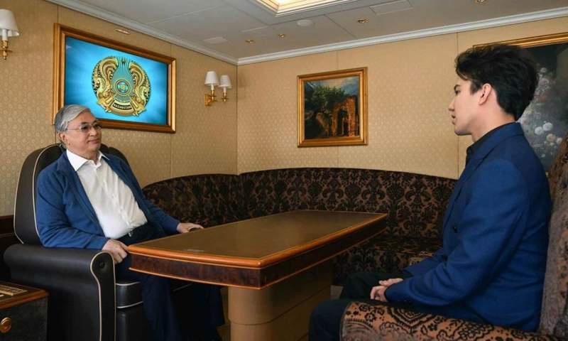 Димаш Құдайберген Тоқаевпен бірге елге оралған сәтінен видео жариялады