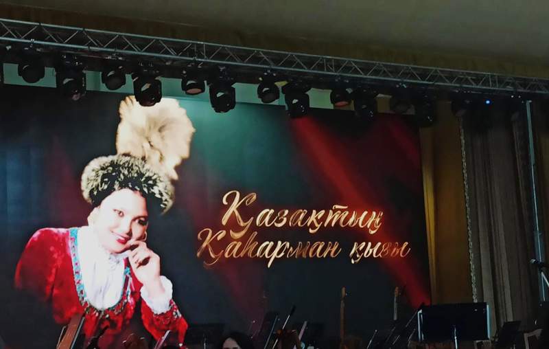 «Концертте жұрт тамақ жеп отырды». Көрермендердің бірі концерттен кейіп қайтқанын айтады