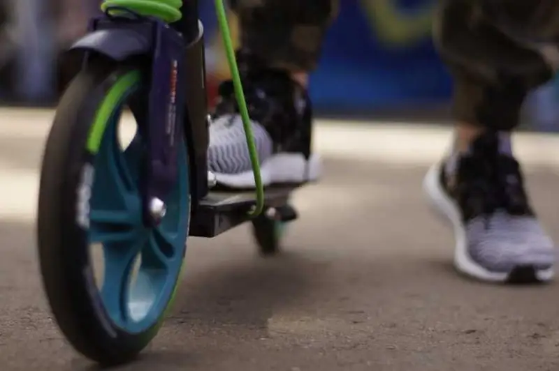 Алматыда самокат мінген адамды көлік қақты