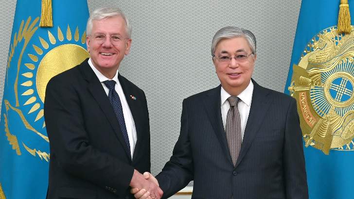 Тоқаев швейцариялық «Roche Holding AG» фармацевтикалық концернінің басқарма төрағасы Кристоф Францты қабылдады