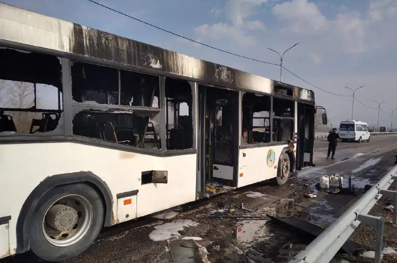 Павлодар облысында жолаушылар толы автобус өртенді  