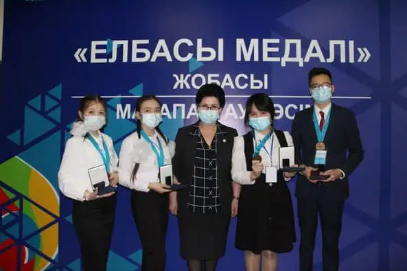 Шымкентте 131 оқушы «Елбасы медалі» иегері атанған