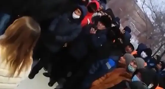 Жезқазғанда көлік компаниясының жұмысшылары ереуілге шықты