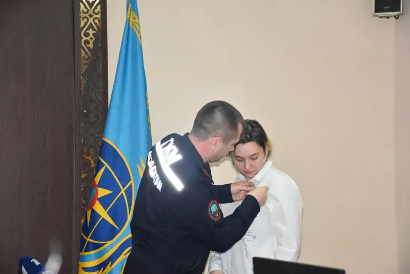 Петропавлда ер адамды өрттен құтқарған 19 жастағы қыз марапатталды