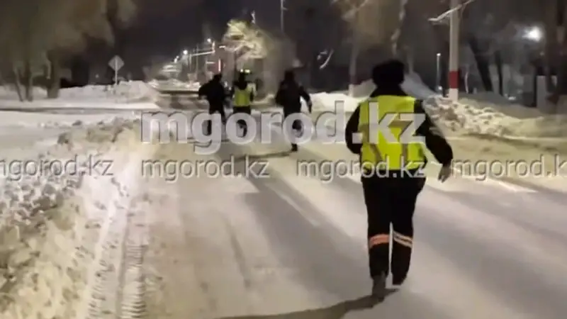 Сот орындаушысының полицейлерден қашқан видеосы тарады