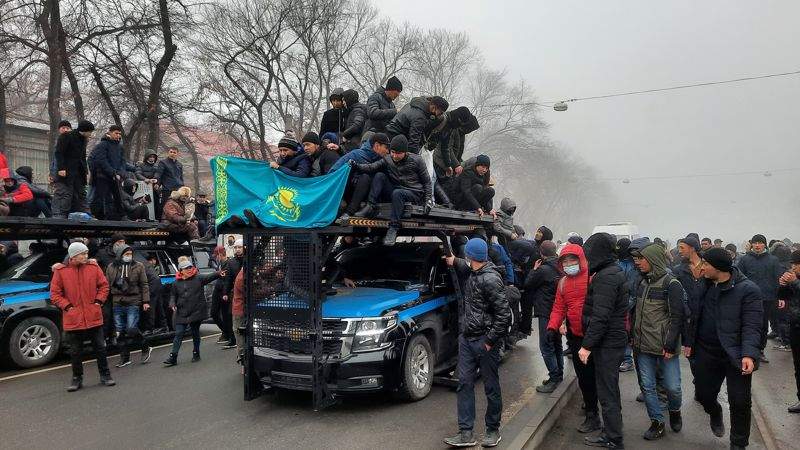 Шеруге қатысқан 670-тен астам адам қамаудан босатылды