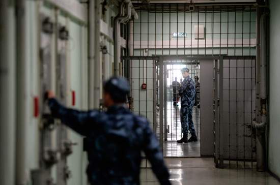 Ресей оппозиционерлерді «мемлекетке сатқындық» жасағандарға жатқызып, өмір бойы түрмеге жаппақ