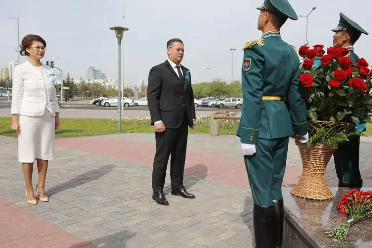 Президент әкімшілігі Рақымжан Қошқарбаевтың ескерткішіне гүл шоғын қойды