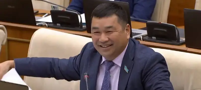 Мәжіліс депутаты Азамат Әбілдаев Ресейдің басқыншылығы мен Путинді қолдайтынын айтты