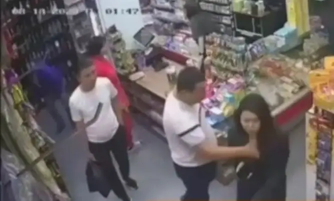 Алматыдағы дүкендердің бірінде белгісіз ер адам бойжеткеннің кеудесіне қол жүгірткен (видео)