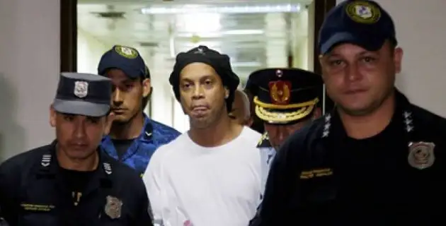 Роналдиньо түрмеде