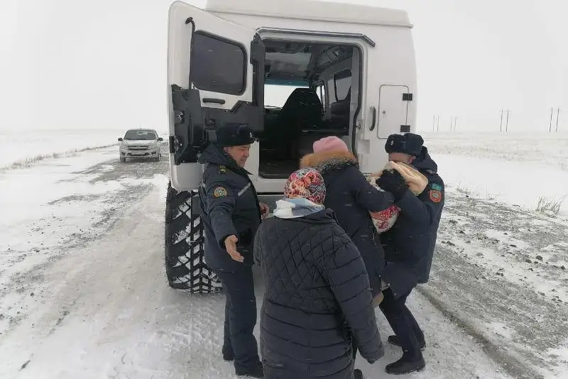 Боранды күні жолда қалған адамдар құтқарылды