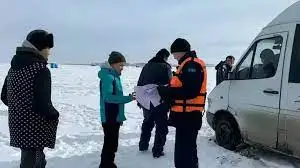 Қапшағайда мұз жарылып, балықшының көлігі суға батып кетті