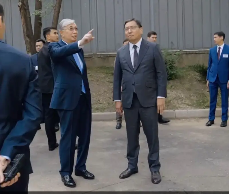 Тоқаев Алматы көшелерінде серуендеп, бұрын отбасымен тұрған үйді көрсетті (видео)