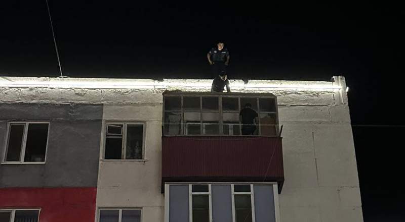 Хромтаулық полицей тұрғын үйдің 5-ші қабатынан секірмек болған әйелді құтқарды