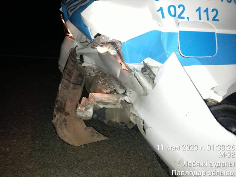 Павлодар облысында жолда ұйықтап кеткен жүргізуші полицейлердің көлігіне соқтығысқан