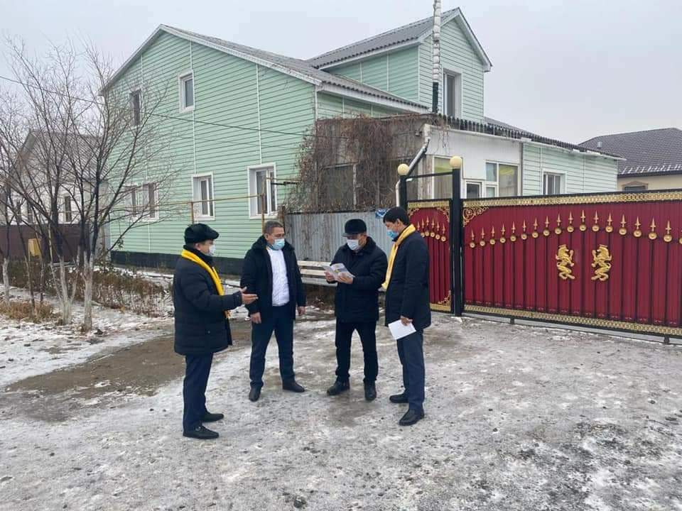 Атырау: Мәслихат депутаттығына үміткерлер тұрғындармен кездесті
