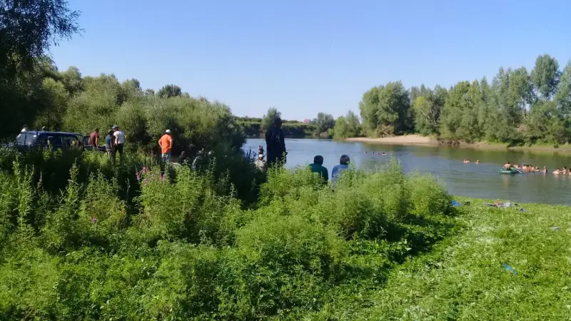 Бірін-бірі құтқарамын деп үш дос суға кетті