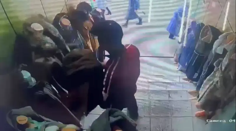 Ақтөбеде ер адам манекендегі күртешені киіп, орнына өзінің ескі күртешесін қойып кеткен (видео)