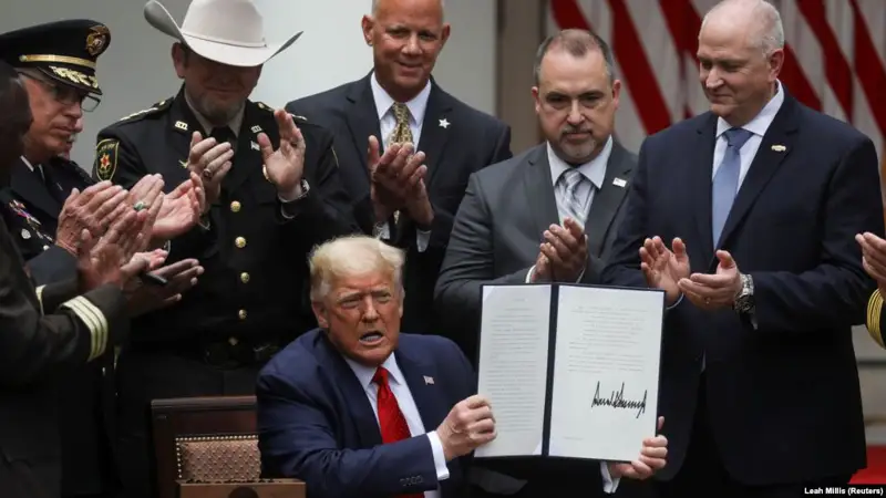 АҚШ президенті полицияны реформалау жөніндегі жарлыққа қол қойды