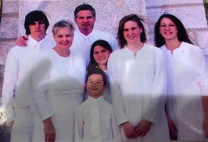 Шетелдіктер асырап алған бала елде қалған бауырларын тапты 