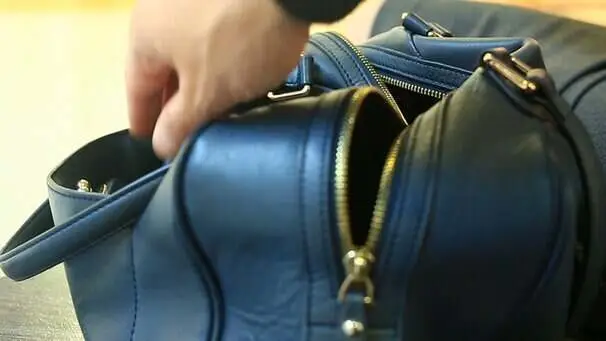 Алаяқ әйел қарт ананы алдап, сөмкесін алып кетті 