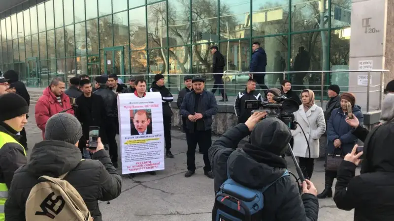 Дулат Ағаділдің өліміне қатысты алматылық белсенділер полиция департаментіне келді