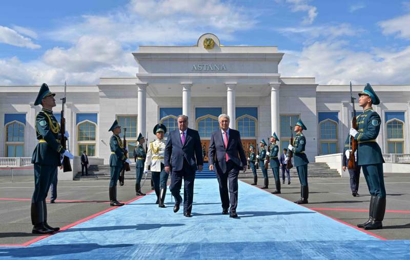 Тоқаев Рахмонды әуежайдан шығарып салды