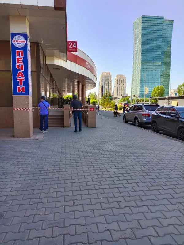 Қаруланған ер адам Астанадағы Kaspi банк ғимаратында тұрғындарды тұтқында ұстап отыр