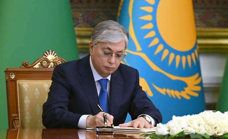 Президент Алматыдағы «Ақкент» ықшам ауданында болған өртте ерлік көрсеткен азаматтарды марапаттады