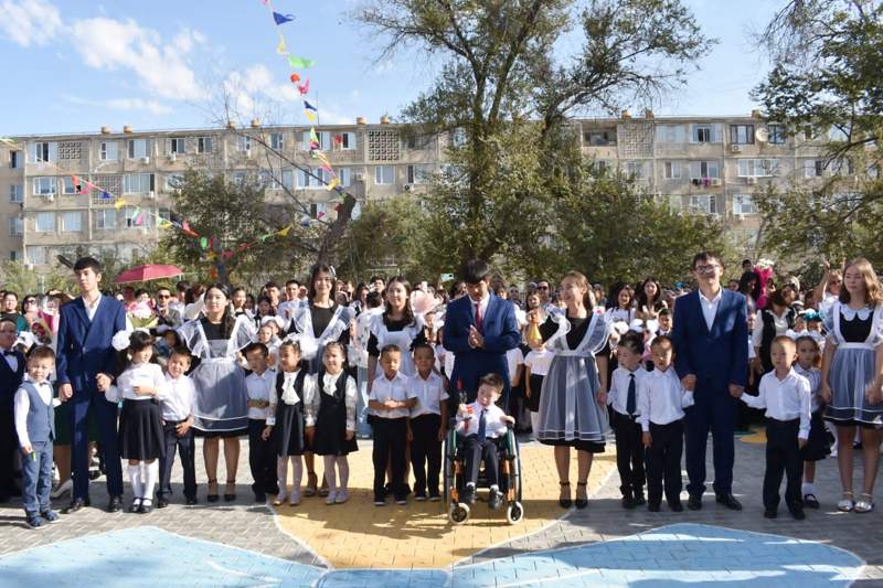 Ақтауда бір мектепте сегіз жұп егіз бірінші сыныпқа барды