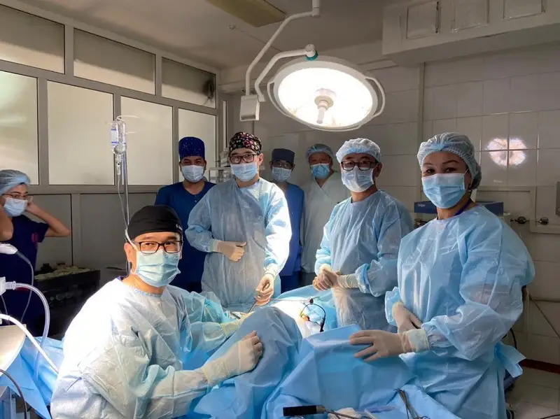 Шымкенттік онкологтар күрделі тіліксіз ота жасау тәсілін меңгеруде