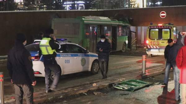 Алматыда автобус пен бірнеше жеңіл көлік соқтығысты