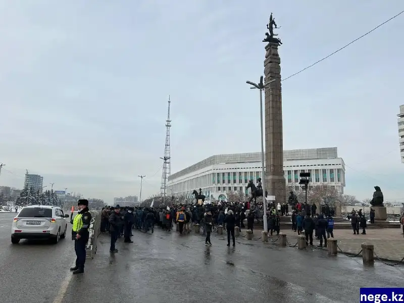 «Назарбаев көшесі «Қаңтар» деп аталсын!». Алматыдағы митингіден фоторепортаж