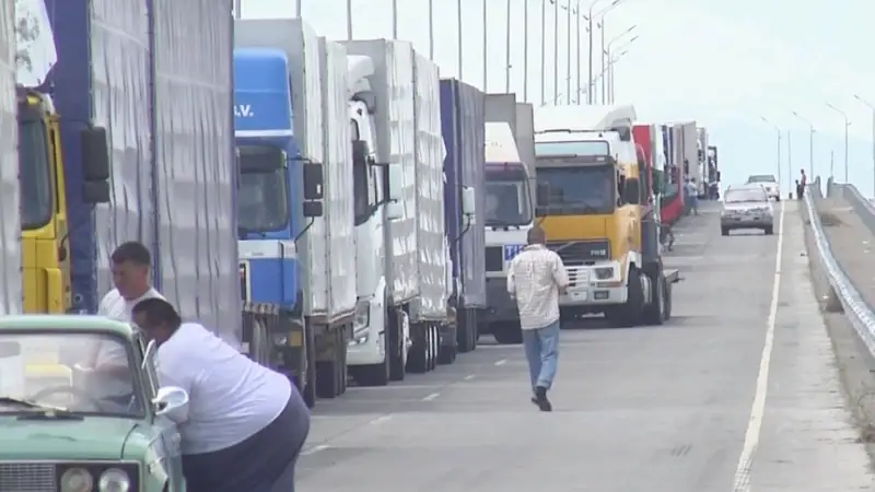 Қазақстан-Қытай шекарасында жүк көліктері неге айлап кептеліп тұр?