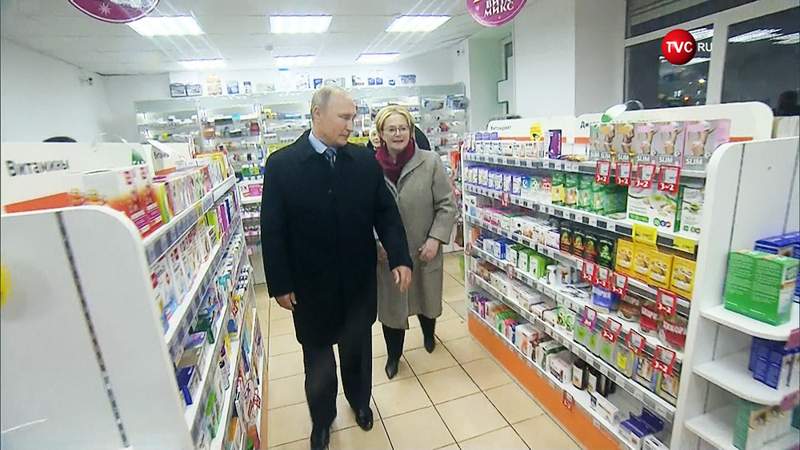 Путин медициналық бетпердені қымбатқа сатқан дәріханаларды жабуды талап етті 