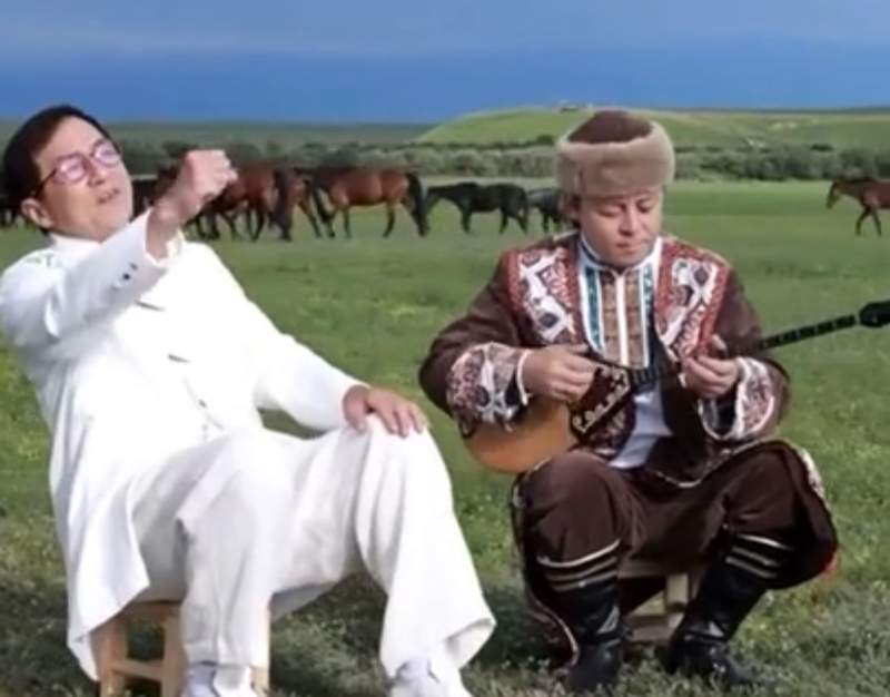 Джеки Чанның домбыра үніне қосылып ән шырқаған видеосы тарады