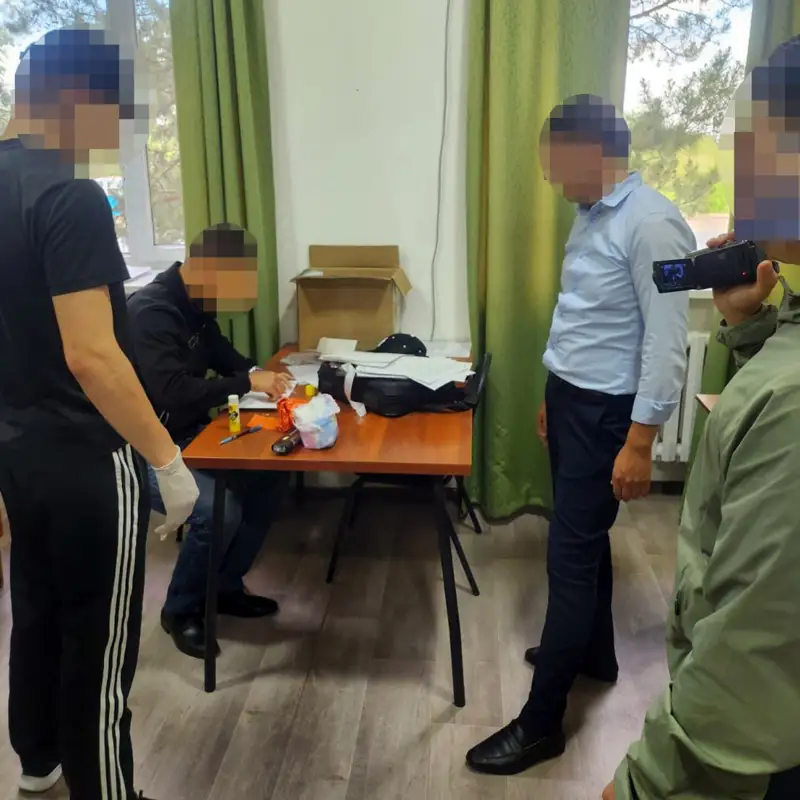 Ақша бопсалау күдігі бойынша «ҚазАвтоЖолдың» бірнеше қызметкері ұсталды 