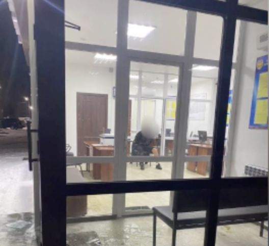 Павлодарда мас ер адам полиция бекетінің есігін сындырып кірген (видео)