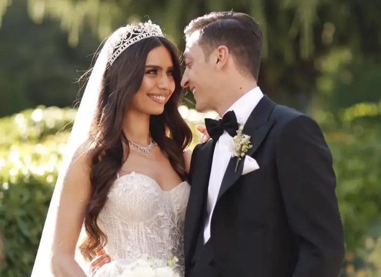 Месут Озил сүйінші сұрады