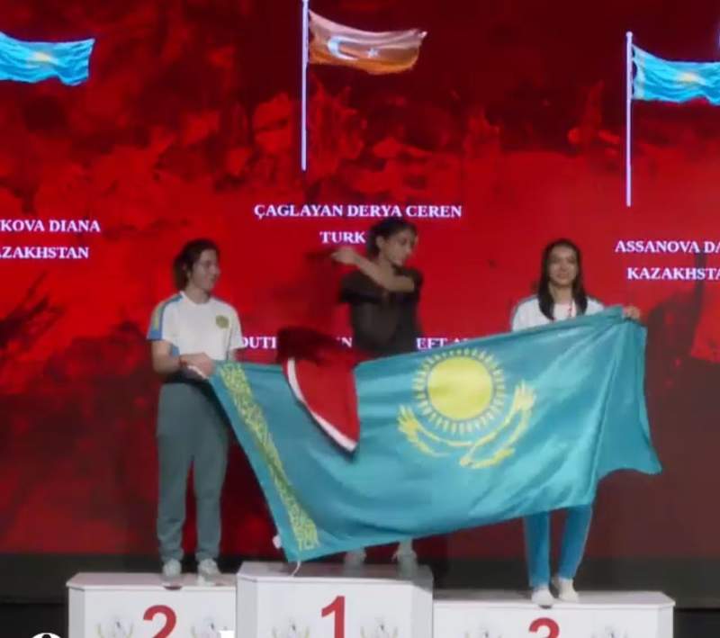 Біздің туымыз тұрады: Әлем чемпионатында түрік пен қазақ қыздары дауласып қалды (видео)