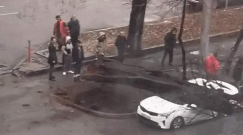 Алматыда көліктің үстіне ағаш құлап кетті