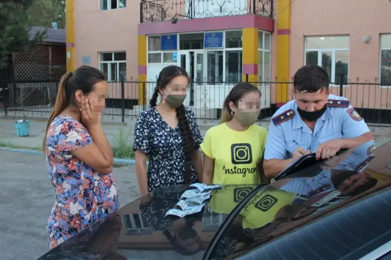 Кәмелетке толмаған қыздан 1 млн теңге бопсалаған