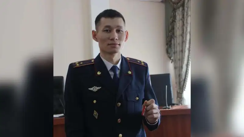 Енді отбасын құруға болады: Бесінші қабаттың балконынан құлаған қызды құтқарған полицейге пәтер берді