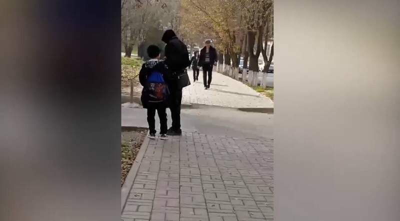Шымкентте мектеп оқушысын тонап кеткен ер адам ұсталды