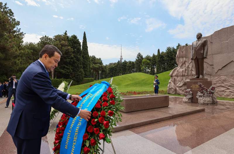 Әлихан Смайылов Бакуде Гейдар Әлиевтің бейітіне гүл шоқтарын қойды